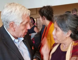  Tudósítónknak a plenáris ülést követően lehetősége volt egy személyes beszélgetésre Ms. Chandra Roy-Henriksen-el, az ENSZ Őslakosság Ügyeivel foglalkozó Állandó Fórum titkárával, aki tudósítónk kérdésére elmondta, hogy “a világ mintegy 90 országában hozzávetőlegesen 370 millió őslakosról beszélhetünk. Ezeknek az embereknek egyedülálló hagyományai vannak, amelynek gyakorlása során meg kívánják tartani társadalmi, kulturális, gazdasági és politikai jellemzőiket."