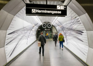 A holokauszt áldozataira emlékeztet egy köztéri installáció a bécsi metróban