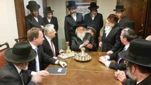 A New Yorkban tartózkodó Semjén Zsolt miniszterelnök-helyettes Kumin Ferenc főkonzul társaságában meglátogatták Moshe Leib Rabinovich munkácsi rebbét, és találkoztak a brooklyni haszid zsidó közösség képviselőivel. 