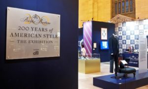 A New York-i tudósító az utcán jártában keltében rendkívül érdekes dolgokba tud ütközni. A mai napon dolgom volt a New York-i központi pályaudvar közelében. Ily módon “beleütköztem” egy a pályaudvaron rendezett kiállításba. A Brooks Brothers - egy igazán híres amerikai divatkereskedés - abból az alkalomból rendezett egy kiállítást a pályaudvar egyik csarnokában, hogy most ünnepli a cég alapításának 200. évfordulóját. Megnéztem a kiállítást.