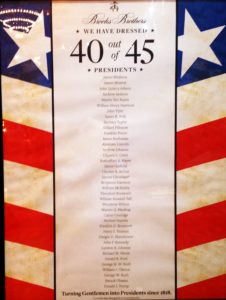 A kiállítás egyik legérdekesebb részén bemutatják, hogy az USA eddigi 45 elnökéből a cég 40 elnököt “öltöztetett”.