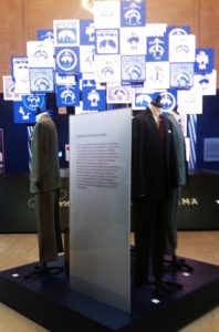 A kiállítás a legmodernebb bemutató eszközöket is felhasználja a kiállítás üzenetének közvetítésére, így a kiállítási tér közepén egy 100 LED-es képernyőt tartalmazó video-szobor mutatja be márka emblémáját és nyújt lehetőséget a látogatók számára egy vizuális utazásra 200 év divatjának megismerésére. 