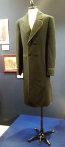 Lincoln elnök kabátja 1865-ből. A másolat valamikor 1990-ben készült. A kabát eredetileg Lincoln elnök második ciklusának beavatási ünnepségére készült. A kabát eredetije Wasinghtonban a Ford Színházban van kiállítva.