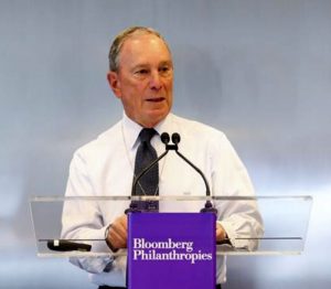 Michael R. Bloomberg, a róla elterjedt hírek szerint, Amerika nyolcadik leggazdagabb embere. A hírek arról is szólnak, hogy ő a világ 11. leggazdagabb embere. Sokan tudják róla, hogy híres emberbarát, adakozó.
