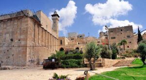 A zsidó vallás második legszentebb városa, itt találhatók a...