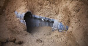 Bunkerromboló bombákkal próbálja az izraeli légierő felszámolni a Gázai övezetet uraló iszlamista Hamász terrorszervezet föld alatti védelmi rendszerét