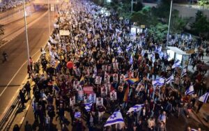 Egy tucatnyi izraeli idős asszony rohamozott meg buszokat, hogy a tel-avivi HaBima téren tüntethessenek